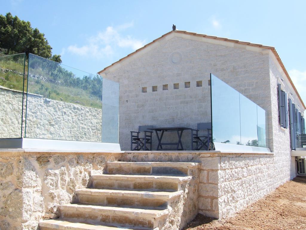 Kampaki Stone * Áyios Nikítas